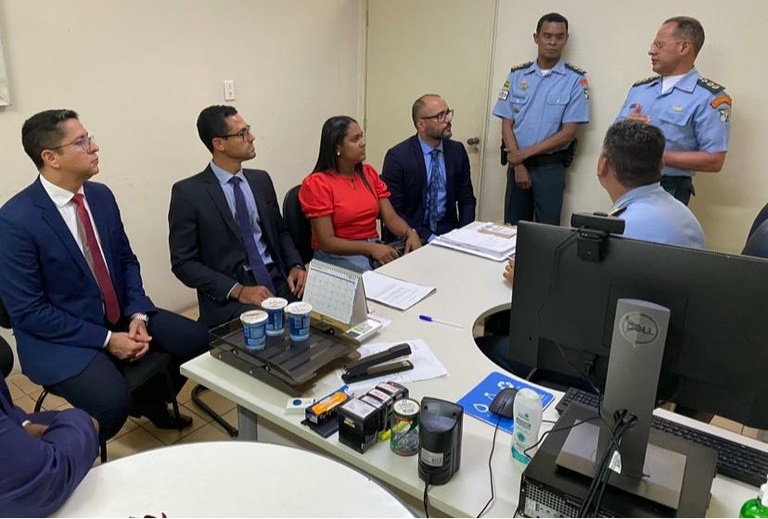 Ricardo Marques acompanha mulher vítima de falha na identificação facial na Corregedoria da PM