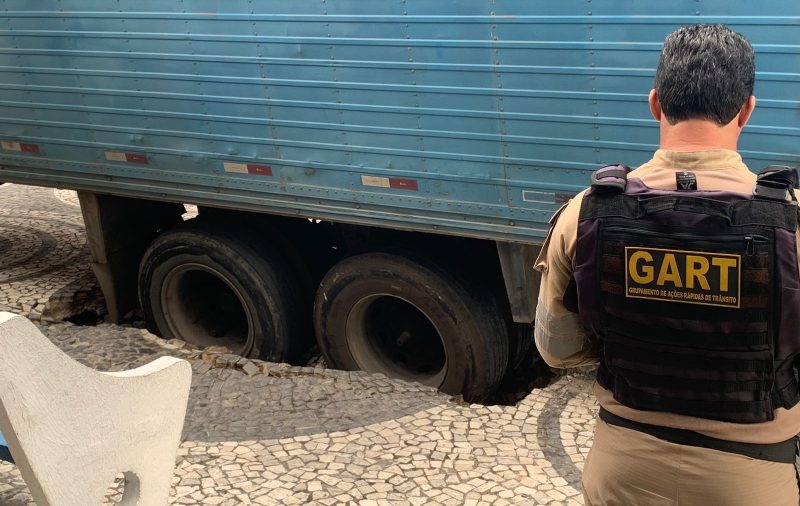 Motorista embriagado entrar com veículo no Calçadão da Rua João Pessoa