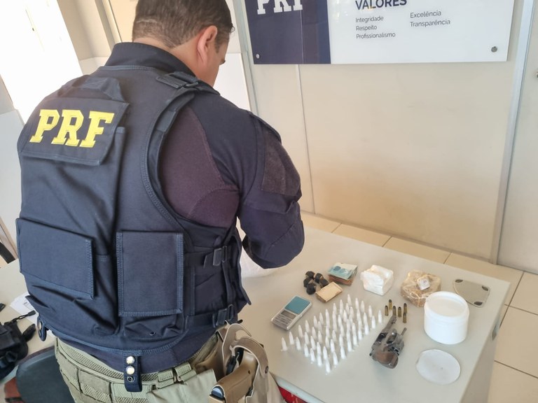 PRF prende em ônibus dupla com cocaína e crack