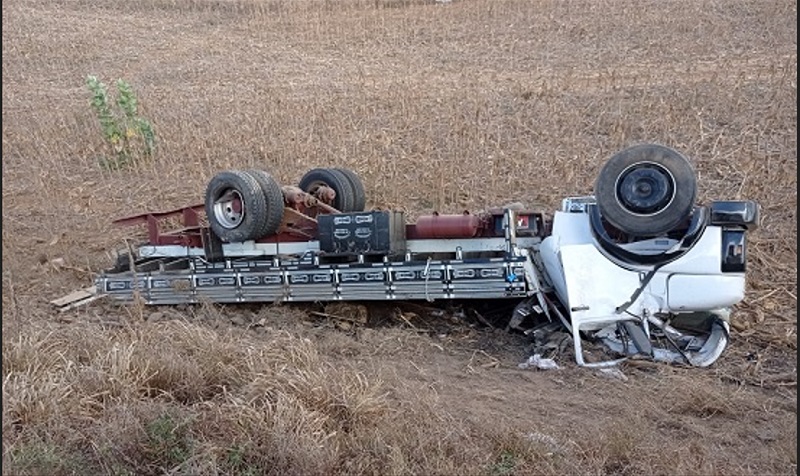 Jovem morre após caminhão bater carro de passeio e capotar em Carira