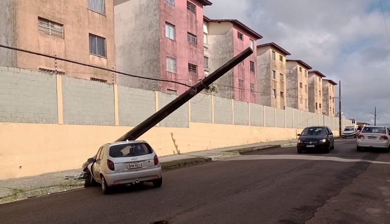 Carro bate em poste e condutor não é encontrado no local