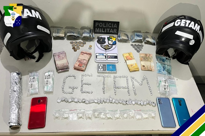 Polícia prende dois suspeitos e apreende drogas