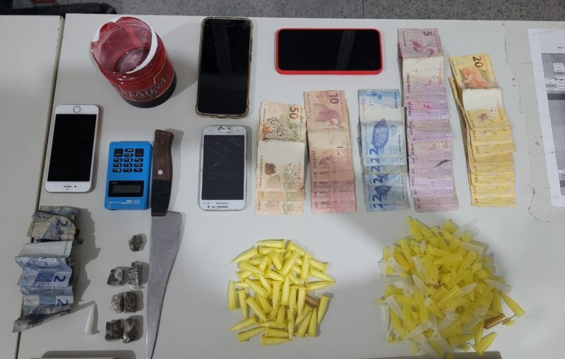 Três suspeitos foram presos por roubo em Supermercado e tráfico de drogas