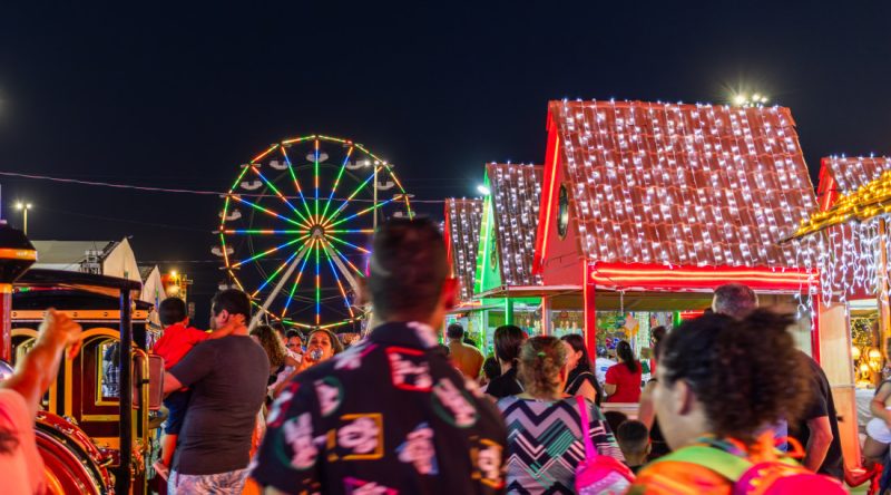 Shows no palco da Vila do Natal Iluminado dão tom da programação desta segunda-feira, 04