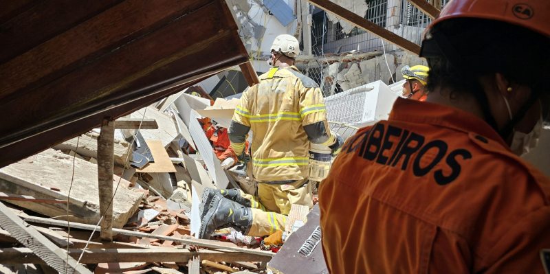 Bombeiros continuam atuando em local de explosão no Santo Antônio