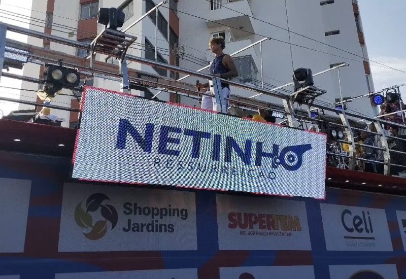 Netinho faz prévia carnavalesca e reúne milhares de foliões na principal avenida de Aracaju