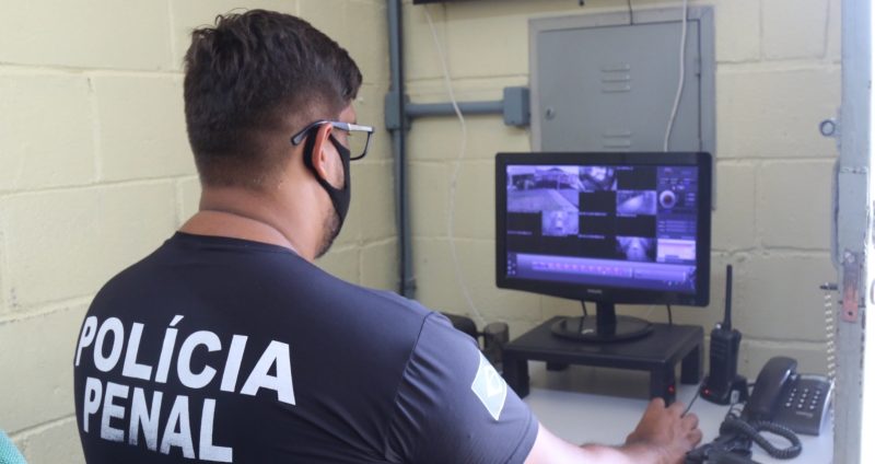 Idosa tenta entrar em presídio com celular escondido nas partes íntimas