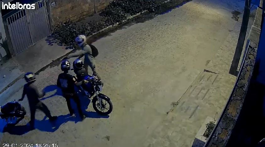 Polícia divulga imagens de suspeitos de roubar motocicleta em Nossa Senhora do Socorro