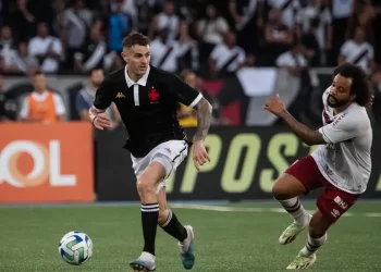 Líder Fluminense recebe Vasco em clássico no Maracanã