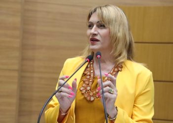 Linda Brasil denuncia falta de estrutura em prédio escolar