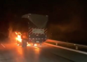 Carreta pega fogo na BR 101 quando passava por Pedra Branca-SE