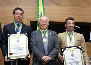 Delegados Isaque Cangussu e Adelmo Pelágio recebem da ALESE a Medalha do Mérito Parlamentar