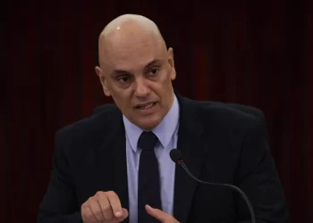 Alexandre de Moraes nega pedido de devolução de passaporte para Bolsonaro