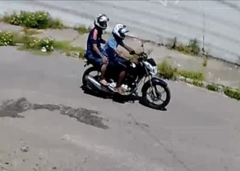 Polícia divulga imagens dos suspeitos de roubo de motocicleta em Socorro