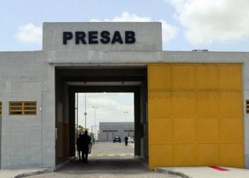 Mulher é presa em flagrante após usar filho autista para tentar entrar com drogas no presídio