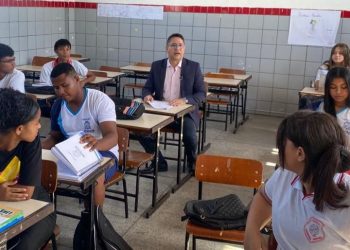 Ricardo Marques fiscaliza escola na Zona Norte e alunos apelam por ar-condicionado nas salas de aula