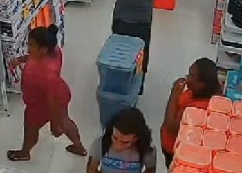 Polícia divulga imagens de suspeitos que furtaram estabelecimento comercial em Simão Dias