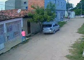 VEJA O VÍDEO: Polícia divulga imagens do suspeito de roubar celulares em assalto a residência