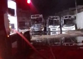 Incêndio atinge garagem de ônibus escolares em Aracaju