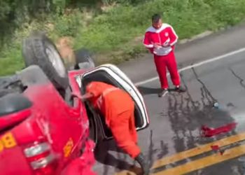 Viatura que levava bombeiros sergipanos para o Rio Grande do Sul capota em Jequié na Bahia