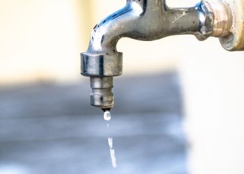 Deso alerta para prejuízos causados por vazamentos de água em imóveis