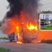 Ônibus de escola particular pega fogo no Conjunto Marcos Freire II em Socorro