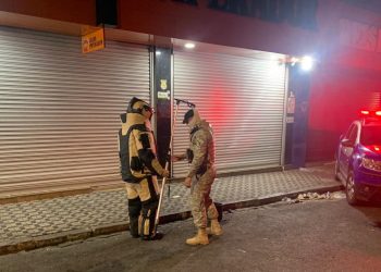 PM apreende artefatos explosivos com integrantes de torcida organizada e conduz mais de 100 pessoas à delegacia