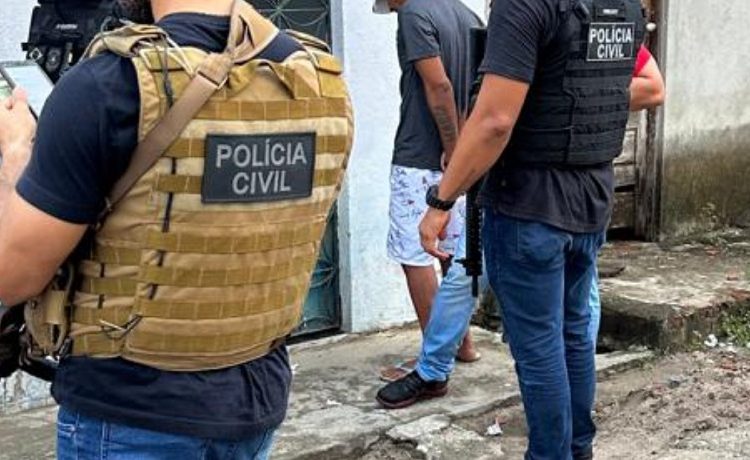 Operação policial prende três suspeitos de matar homem em situação de rua