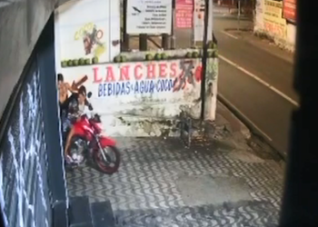 Polícia divulga imagens de suspeitos do furto de motocicleta no Centro de Aracaju VEJA O VÍDEO