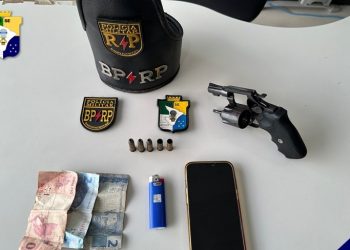 Polícia liberta reféns após roubo a ônibus e homem reage abordagem policial e morre em confronto