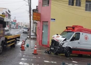 Acidente em Aracaju deixa ambulância do SAMU destruída e carro preso a poste