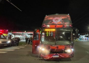 Jovem morre ao bater moto no ônibus da cantora Priscila Senna