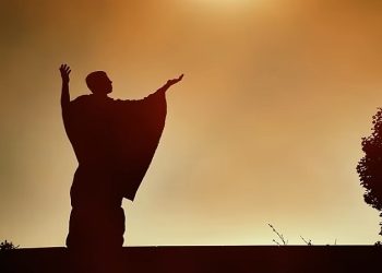 Disse mais o Senhor: Eis aqui um lugar junto a mim; aqui te porás sobre a penha.