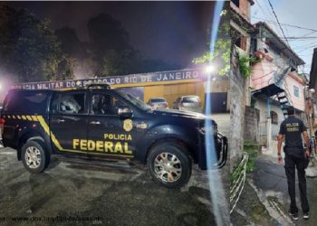 Os homens com documentos falsos tentando aplicar fraude na Caixa Econômica são presos em Dores pela PF