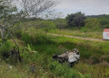 Carro bate em poste e capota em Nossa Senhora do Socorro