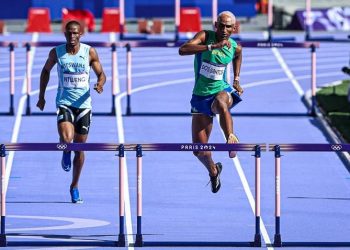 Alison dos Santos estreia, poupa energia e se classifica junto ao pupilo Matheus Lima para as semis dos 400m com barreiras