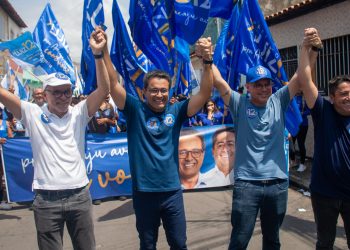 Luiz Roberto e Fabiano caminham ao lado do governador no São Conrado