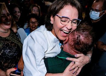 Debate na Fan FM: Emília Corrêa destaca trajetória, propostas e garante administração transparente