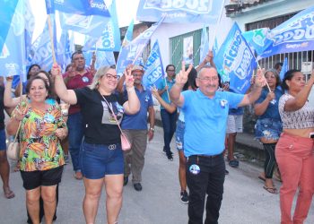 Onda azul de Cícero do Santa Maria toma conta do bairro em primeiro ato de campanha