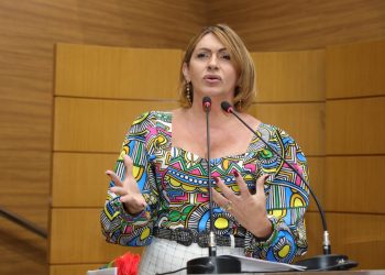 Linda Brasil fala sobre a quantidade de cargos comissionados no Governo do Estado