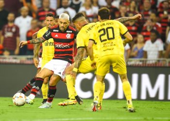 No Maracanã, Flamengo perde para o Peñarol no jogo de ida das quartas da Libertadores