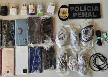 Polícia Penal apreendem celulares e eletrônicos lançados por cima de presídio em Areia Branca