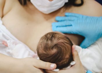 Saúde alerta sobre os perigos da amamentação cruzada