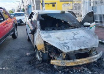Táxi pega fogo na Rua Lagarto em Aracaju