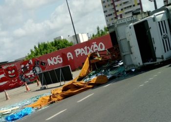 Caminhão tomba em frente ao estádio João hora no bairro Siqueira Campos
