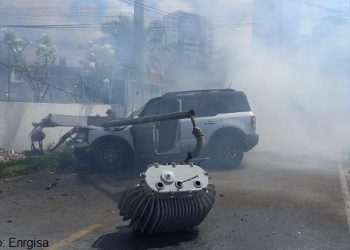 Carro bate em poste e derruba transformador de energia após idoso passar mal