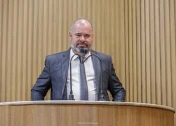 Isac recolhe assinaturas para abertura de duas CPIs na Câmara de Vereadores