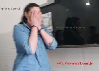 Mulher é presa em Sergipe com diploma falso de médica da PUC de São Paulo