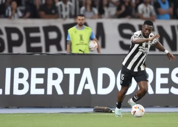 Pelo sonho da Libertadores, Botafogo recebe o Peñarol no Nilton Santos