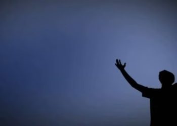 Salva-nos, Senhor; ouça-nos o rei quando clamarmos.